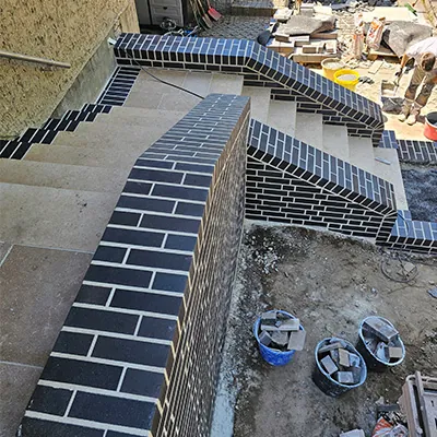 Treppe und Mauer aus Klinker