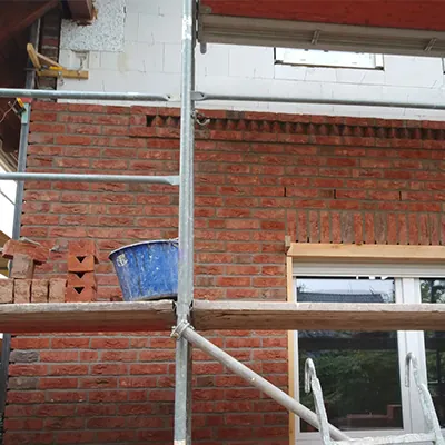 Klinkerfassade mit Gerüst