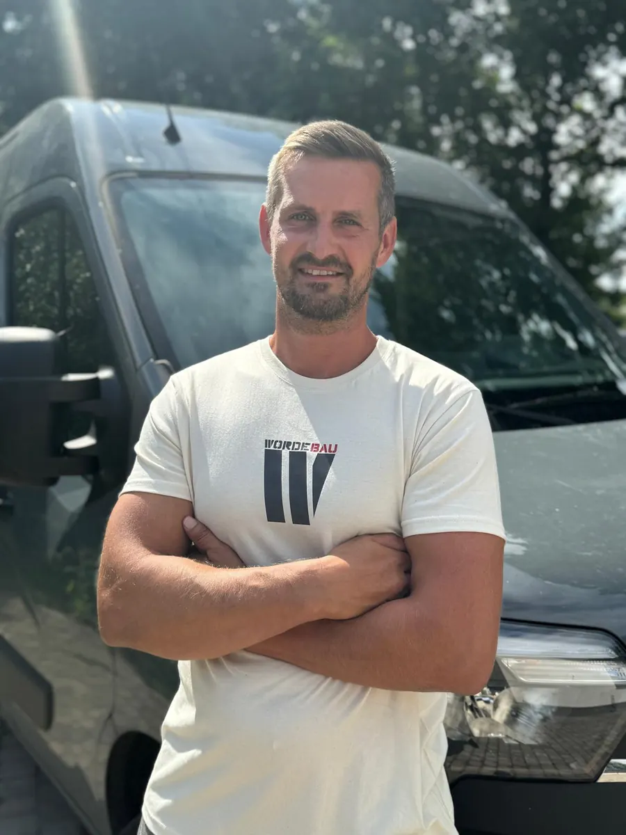 Florian Worde vor dem Wordebau-Transporter