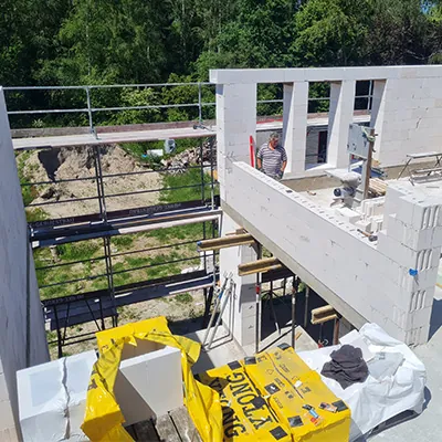 Mauerwerk im Rohbau mit Gerüst