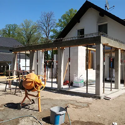 Anbau mit Stützen im Bau